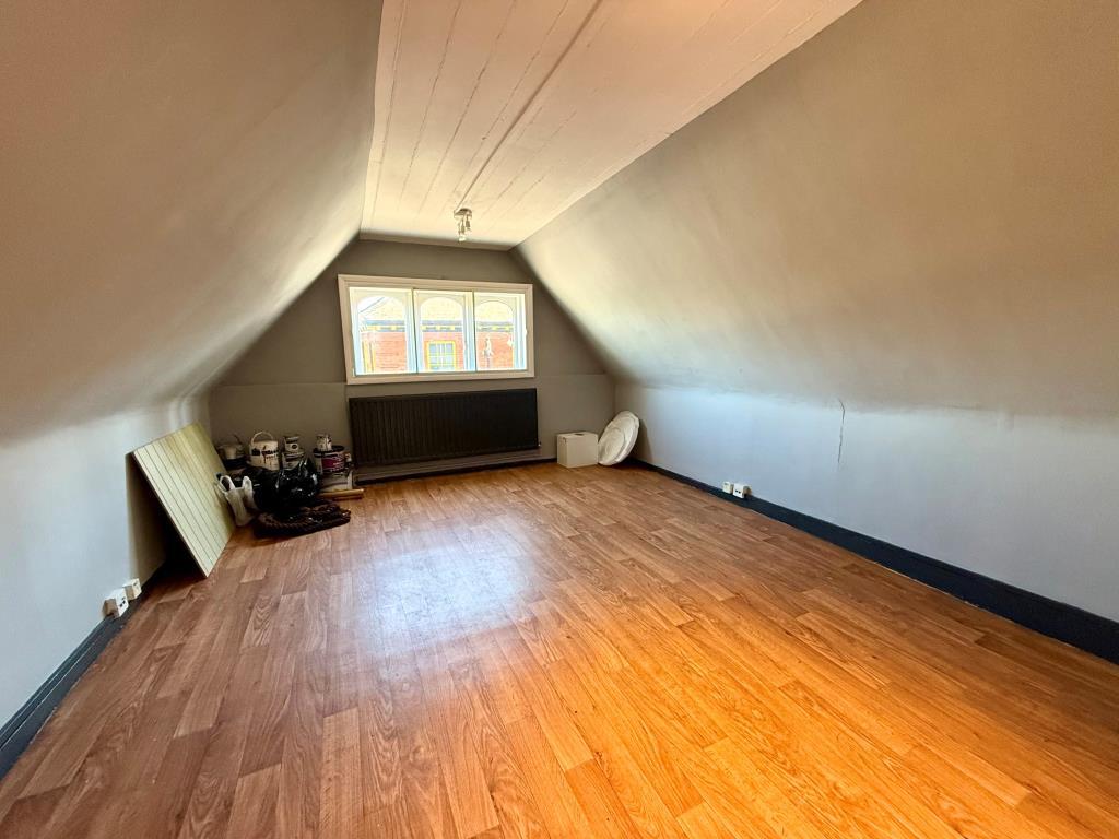 Lot: 73 - VACANT COMMERCIAL UNIT - Second floor room one